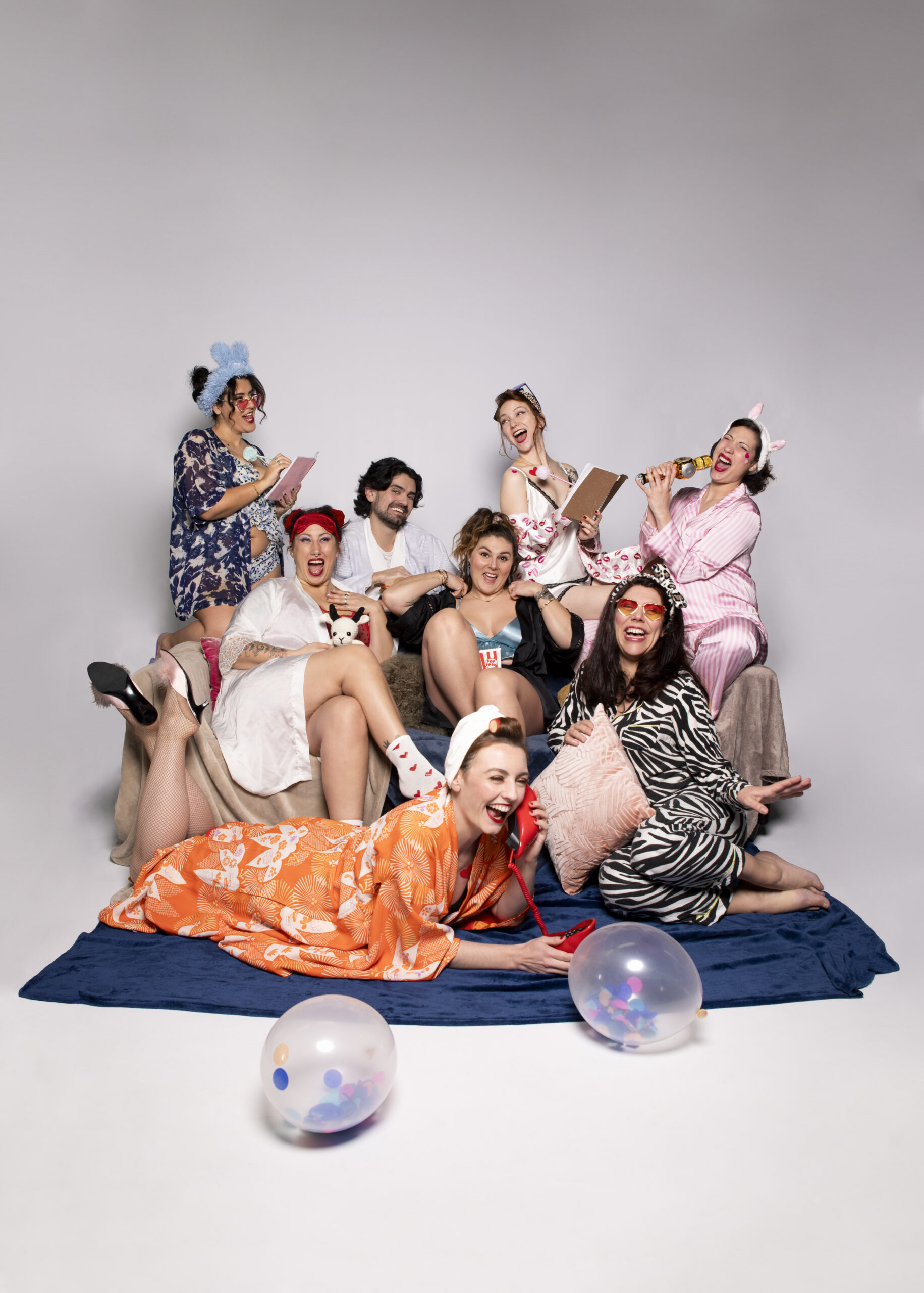 Photo de la troupe burlesque Le Biquette Club, composée de huit artistes, photographiée par Loraosa Pin You Up, ambiance festive et décalée en pyjamas colorés.