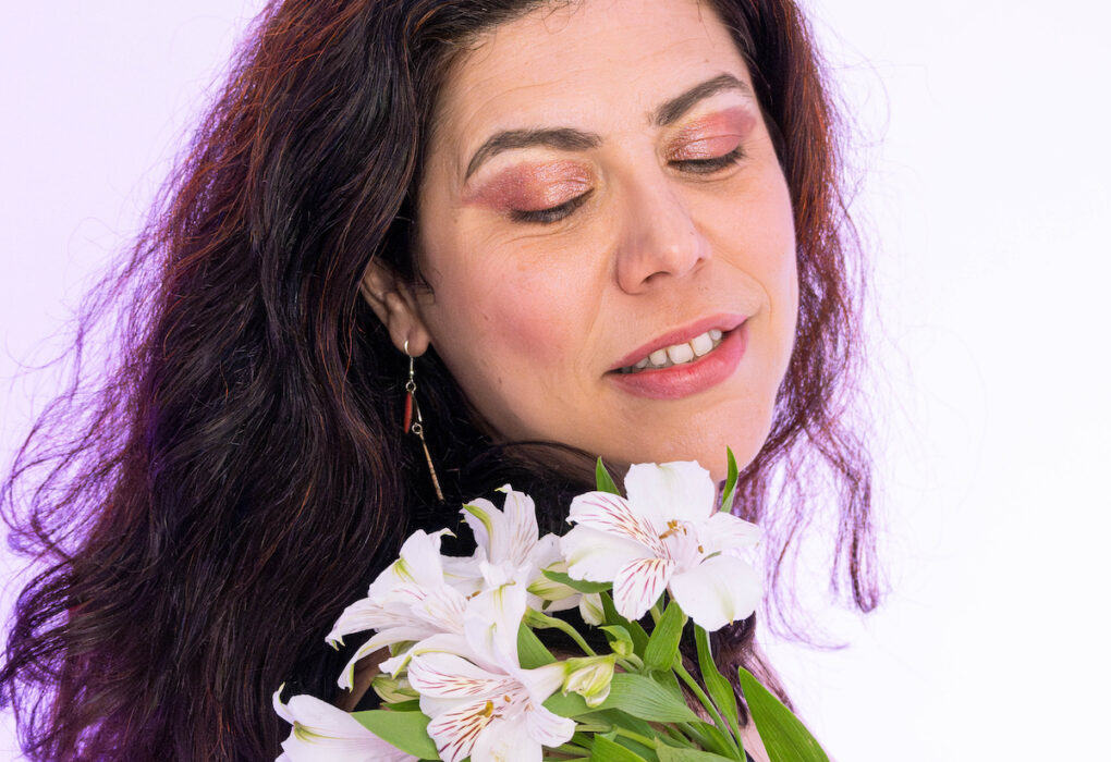 Scarlett O'Lolos avec des fleurs blanches sur l'épaule, portrait burlesque photographié par Pammeliee.