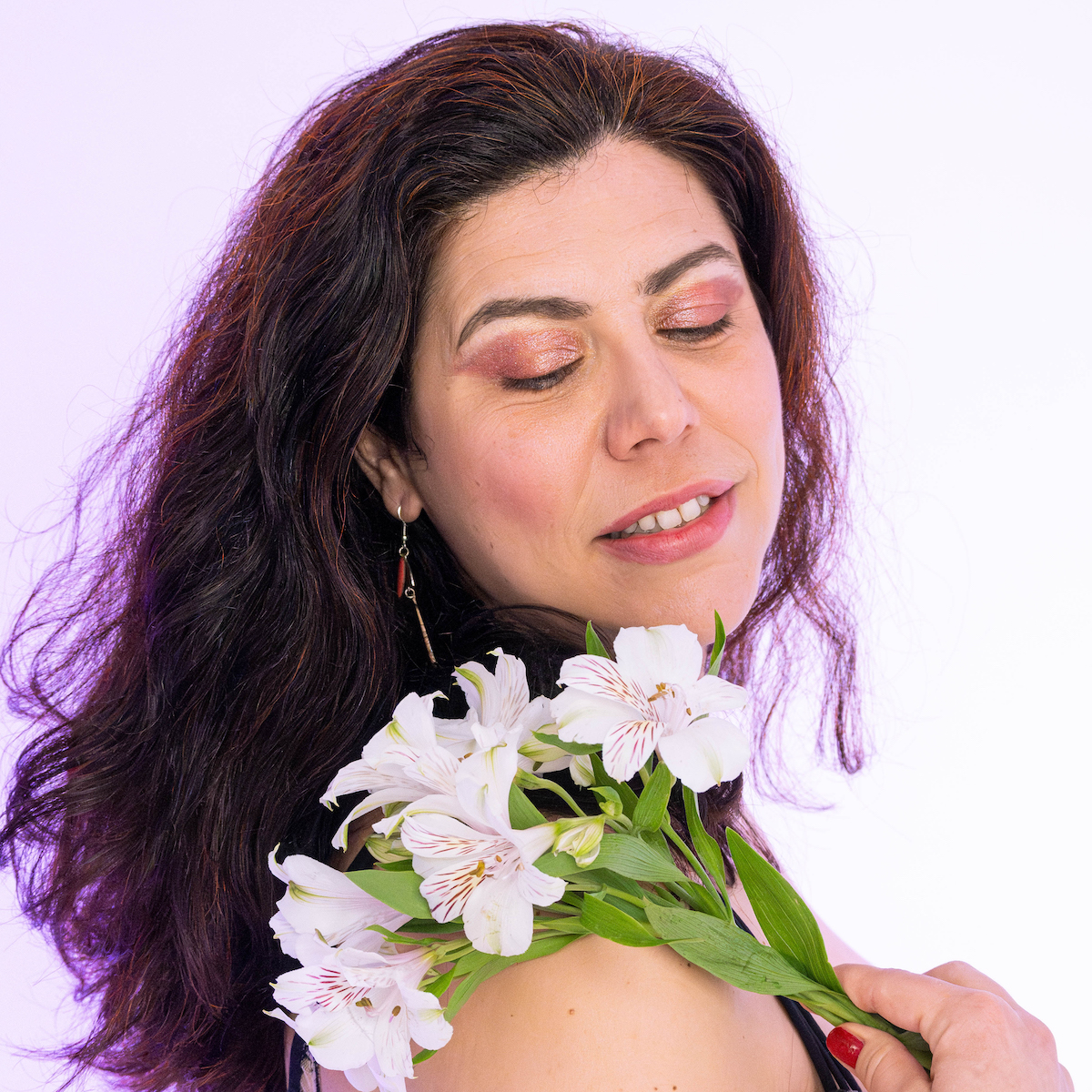 Scarlett O'Lolos avec des fleurs blanches sur l'épaule, portrait burlesque photographié par Pammeliee.