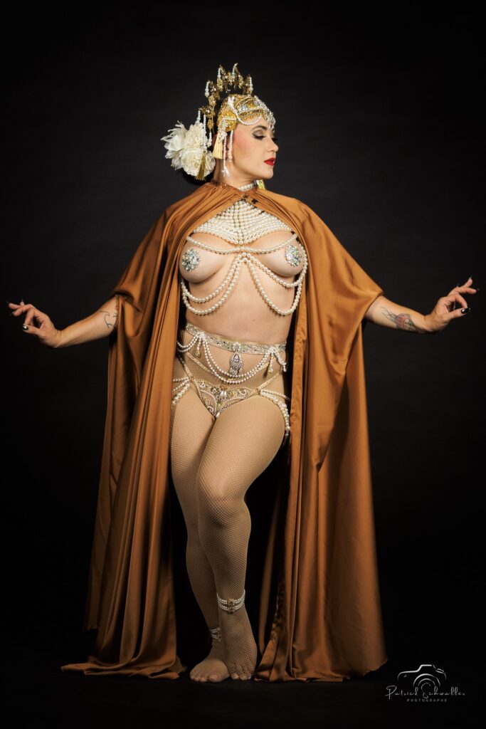 MILF Ta Mère en pleine chorégraphie burlesque sur scène, photographiée par Patrick Schwaller.