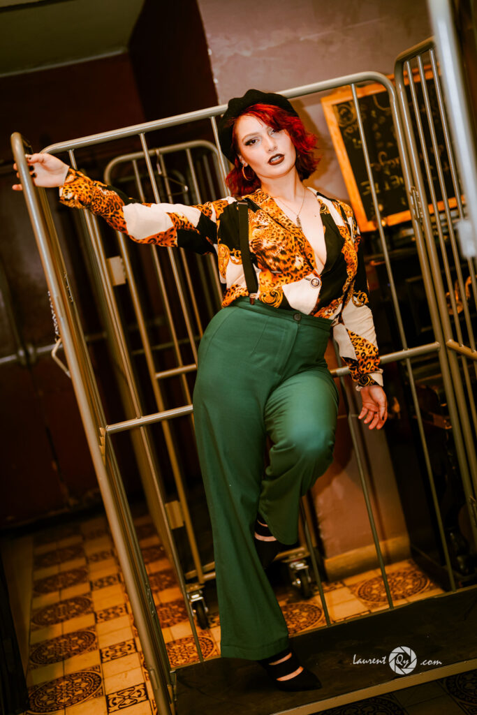 Marcelle Mazelle sur scène, en tenue de cabaret, lors d’une prestation burlesque immortalisée par le photographe Laurent Qy.