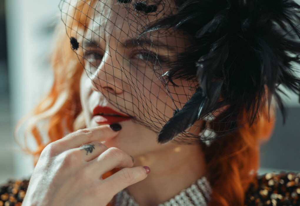 Artiste burlesque Satine Wild en tenue pailletée dorée, portrait rapproché avec collier scintillant, photographiée par nats9.photo.