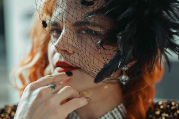 Artiste burlesque Satine Wild en tenue pailletée dorée, portrait rapproché avec collier scintillant, photographiée par nats9.photo.