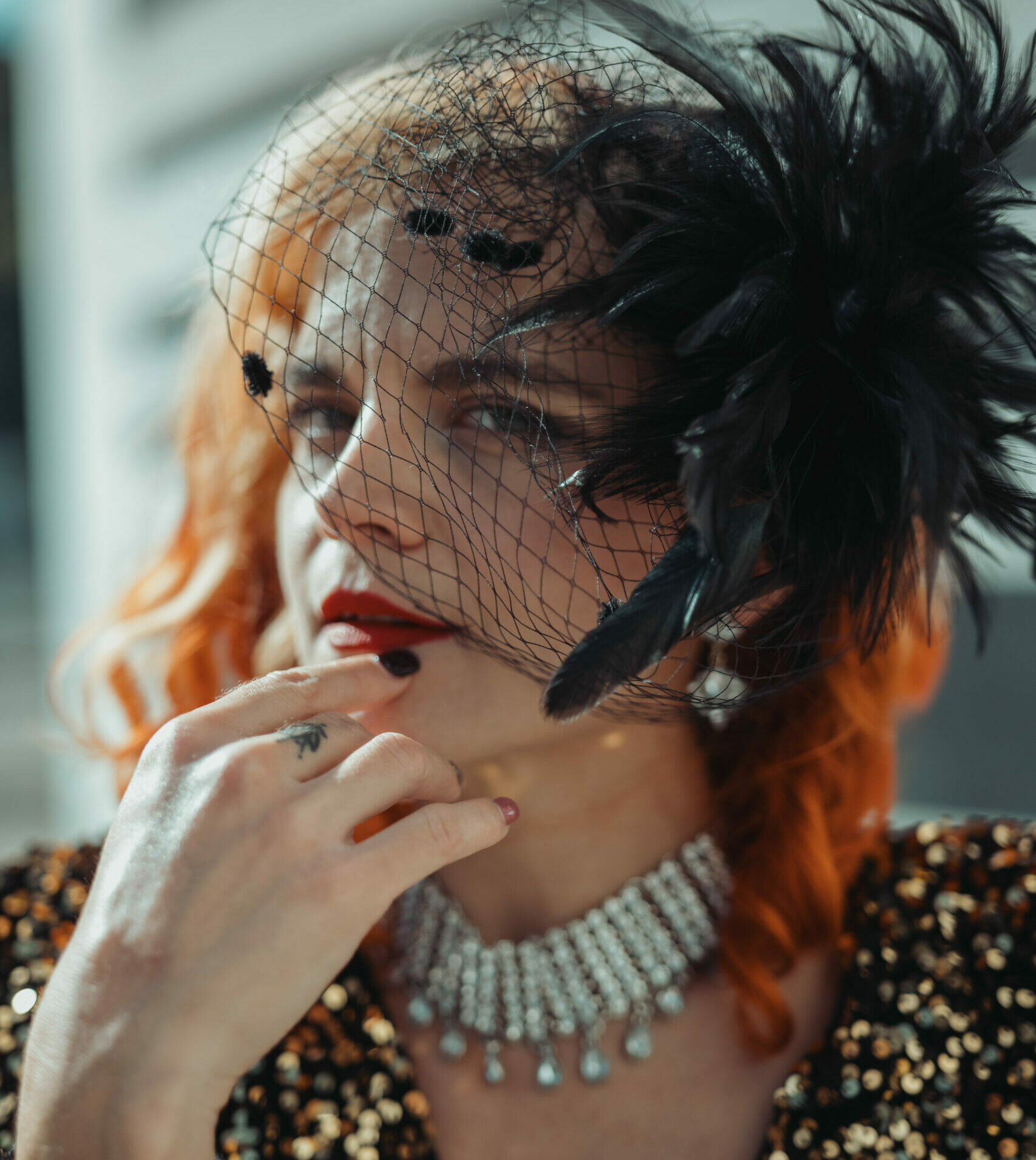 Artiste burlesque Satine Wild en tenue pailletée dorée, portrait rapproché avec collier scintillant, photographiée par nats9.photo.