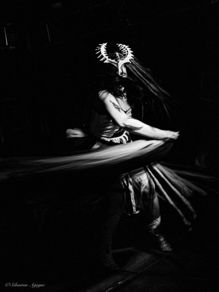 Fairy Mortelle sur scène, costume mystérieux et mouvement gracieux, photo artistique noir et blanc Sebkunmv.