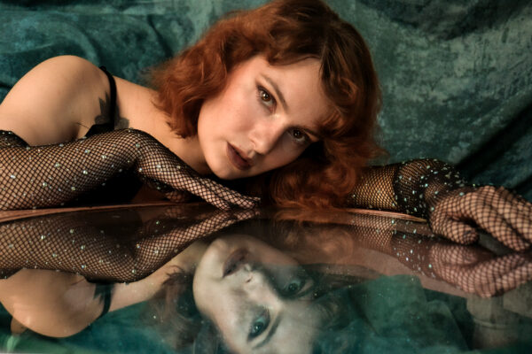 Marcelle Mazelle, artiste burlesque, pose en costume créatif lors d'une séance photo réalisée par Kalopsiary