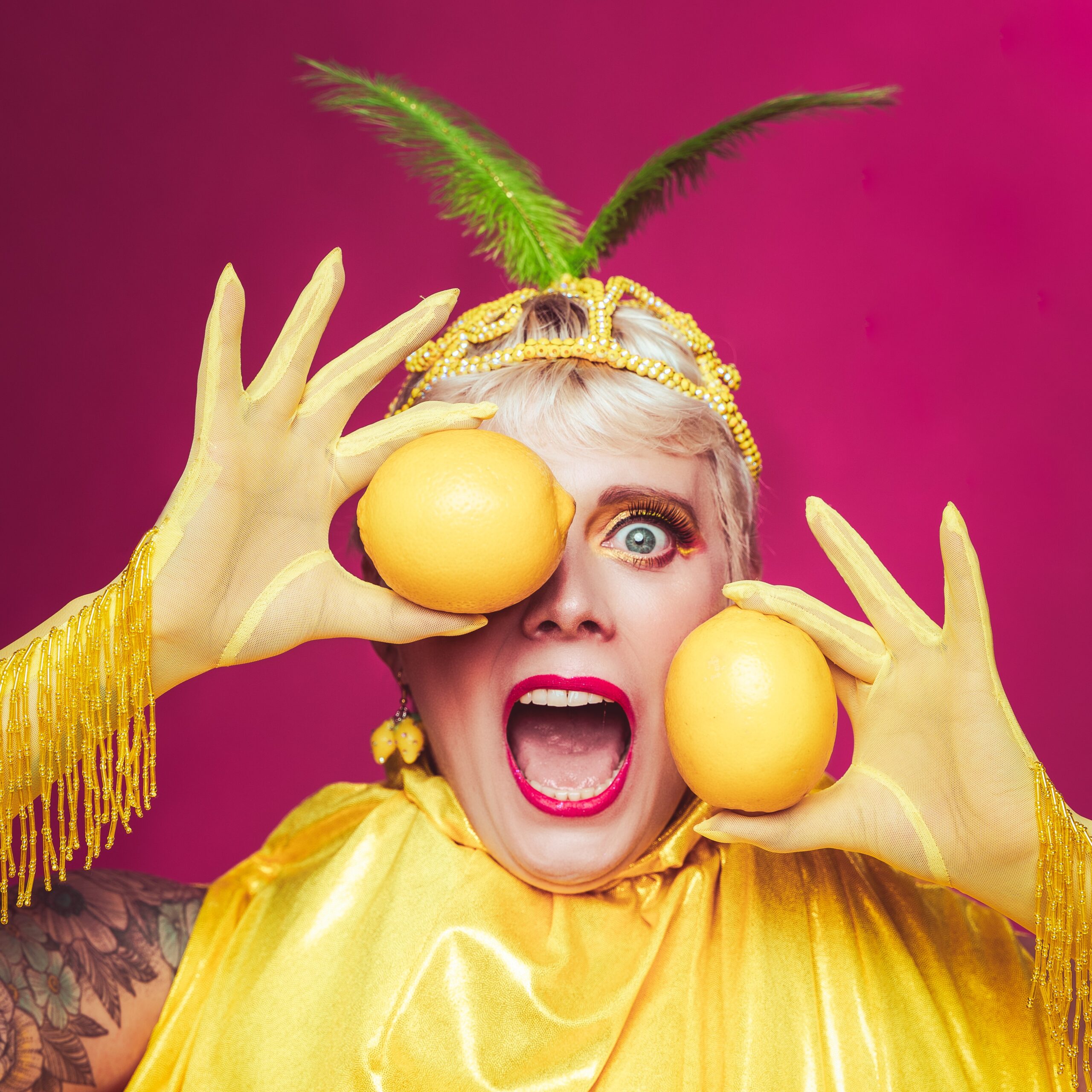 Peau Douce en costume doré, gants à franges et accessoires fruités, portrait coloré par Studio Of Astra