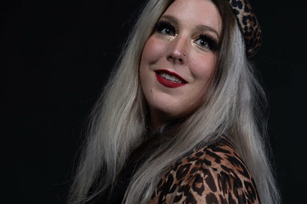 Portrait rapproché de la Maîtresse de Ménilmontant, élégante performeuse burlesque parisienne photographiée par Sabine Goueta