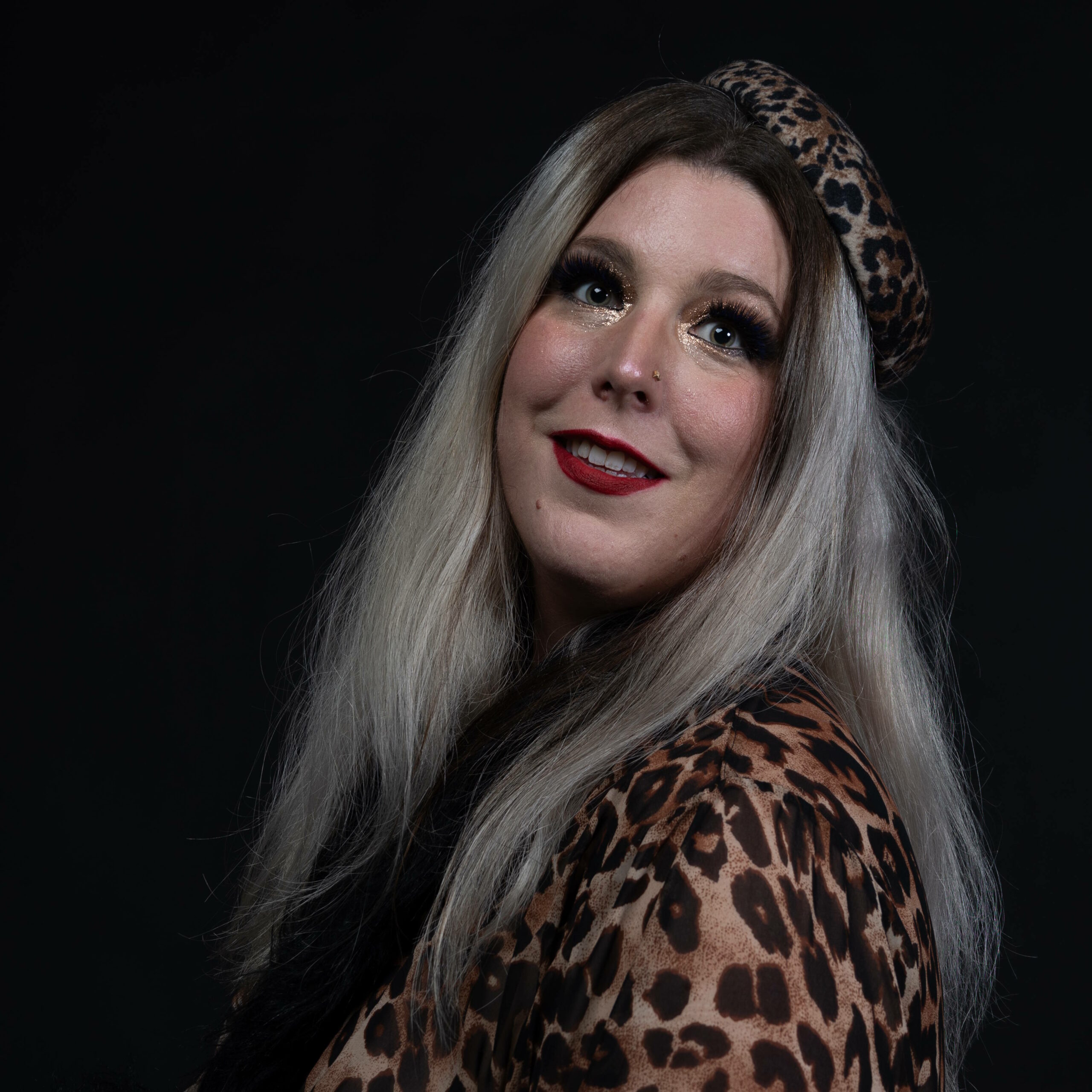 Portrait rapproché de la Maîtresse de Ménilmontant, élégante performeuse burlesque parisienne photographiée par Sabine Goueta