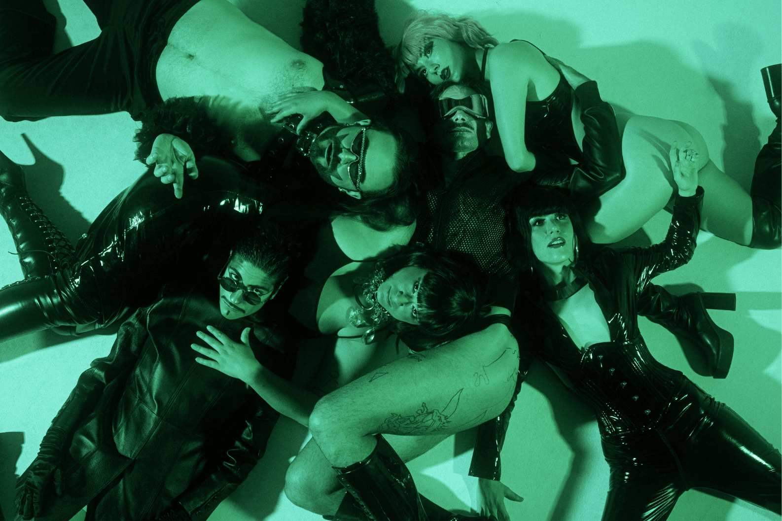 Affiche verte du spectacle « La SCEP – Cabaret en tous genres » au Théâtre Clavel à Paris, avec les artistes du collectif posant allongés en costume.