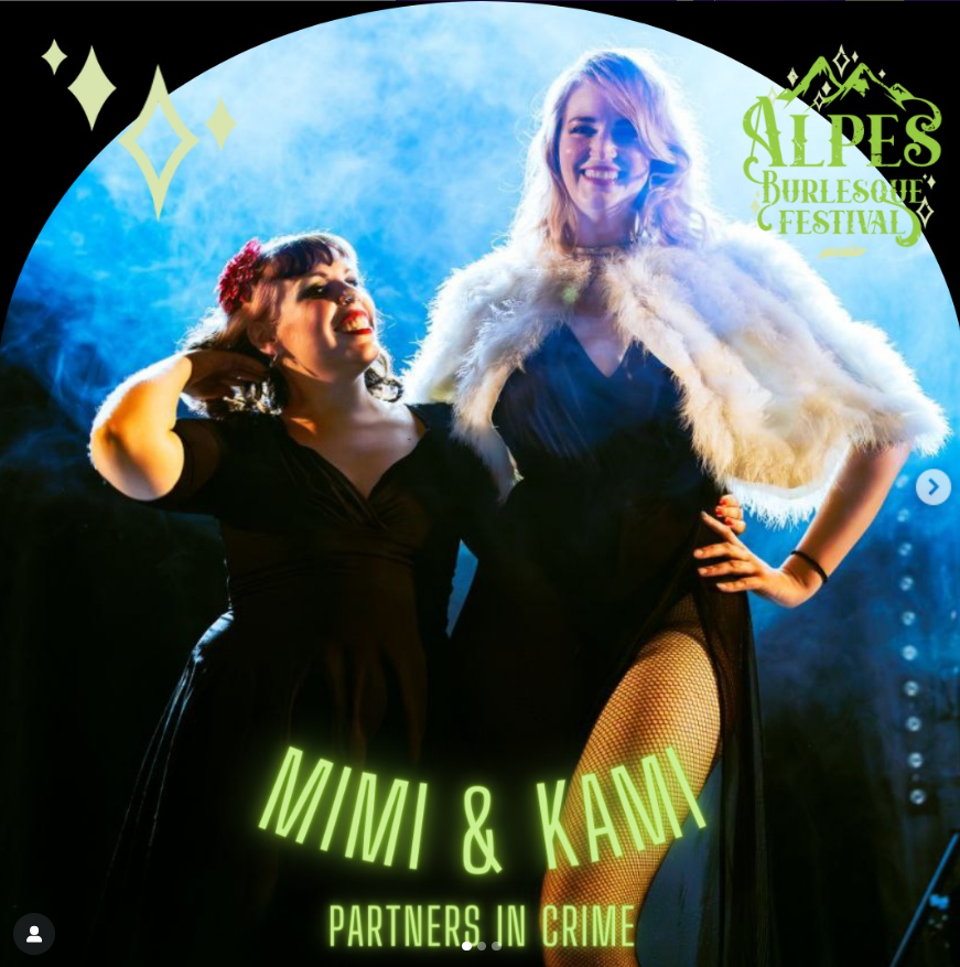 Les performeuses burlesque Mimi Oh La La et Die Kami Katze souriantes sur scène lors du Alpes Burlesque Festival, éclairées par des projecteurs colorés.