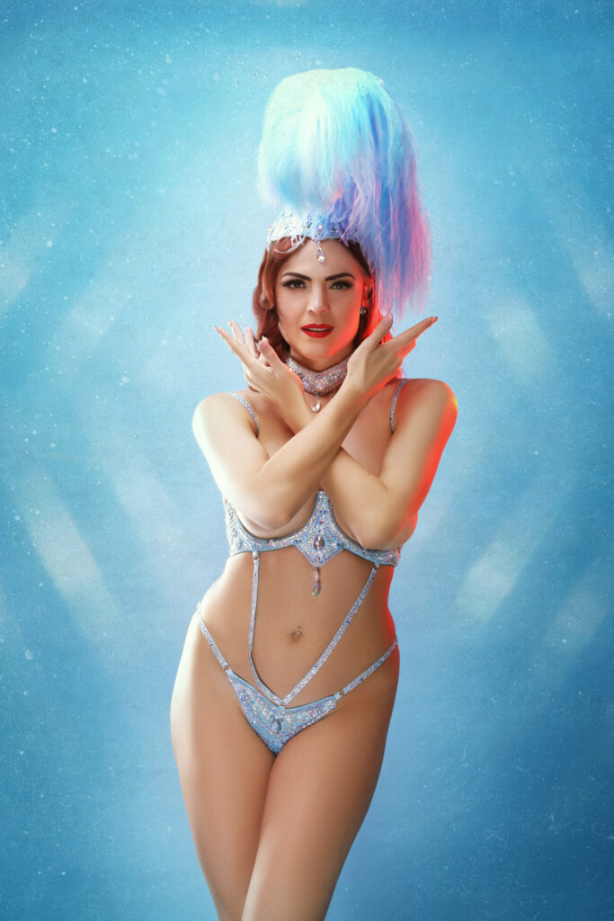 Danseuse burlesque Tara D’Arson en costume de scène bleu à plumes, photographiée par Pixelgnom.
