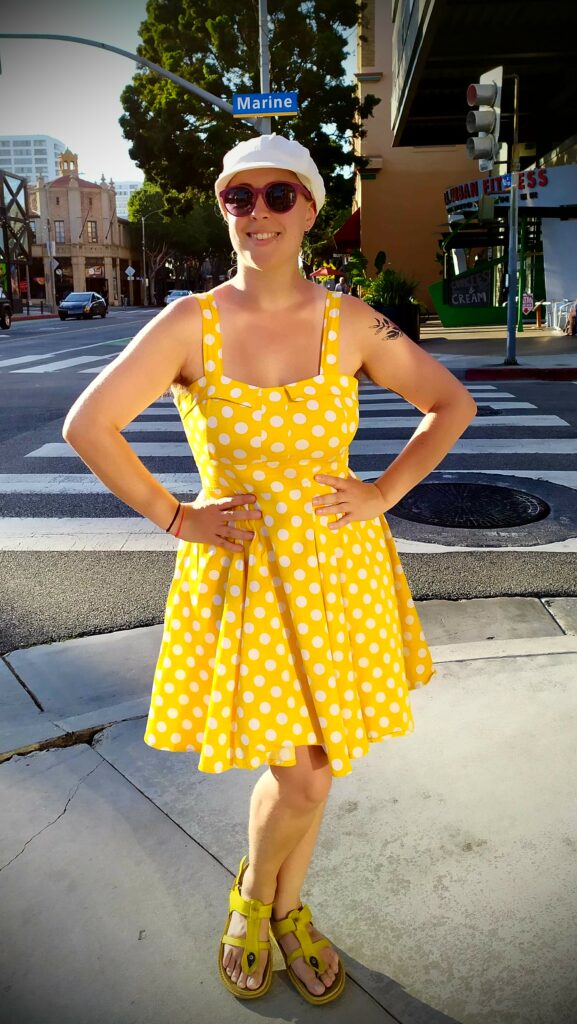 Marine Poppin's artiste burlesque robe jaune pois blancs rue urbaine Californie tongs vertes