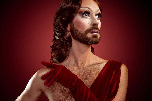 Chantaaal drag queen robe velours rouge gants longs poils poitrine fond rouge Gaël Maleux