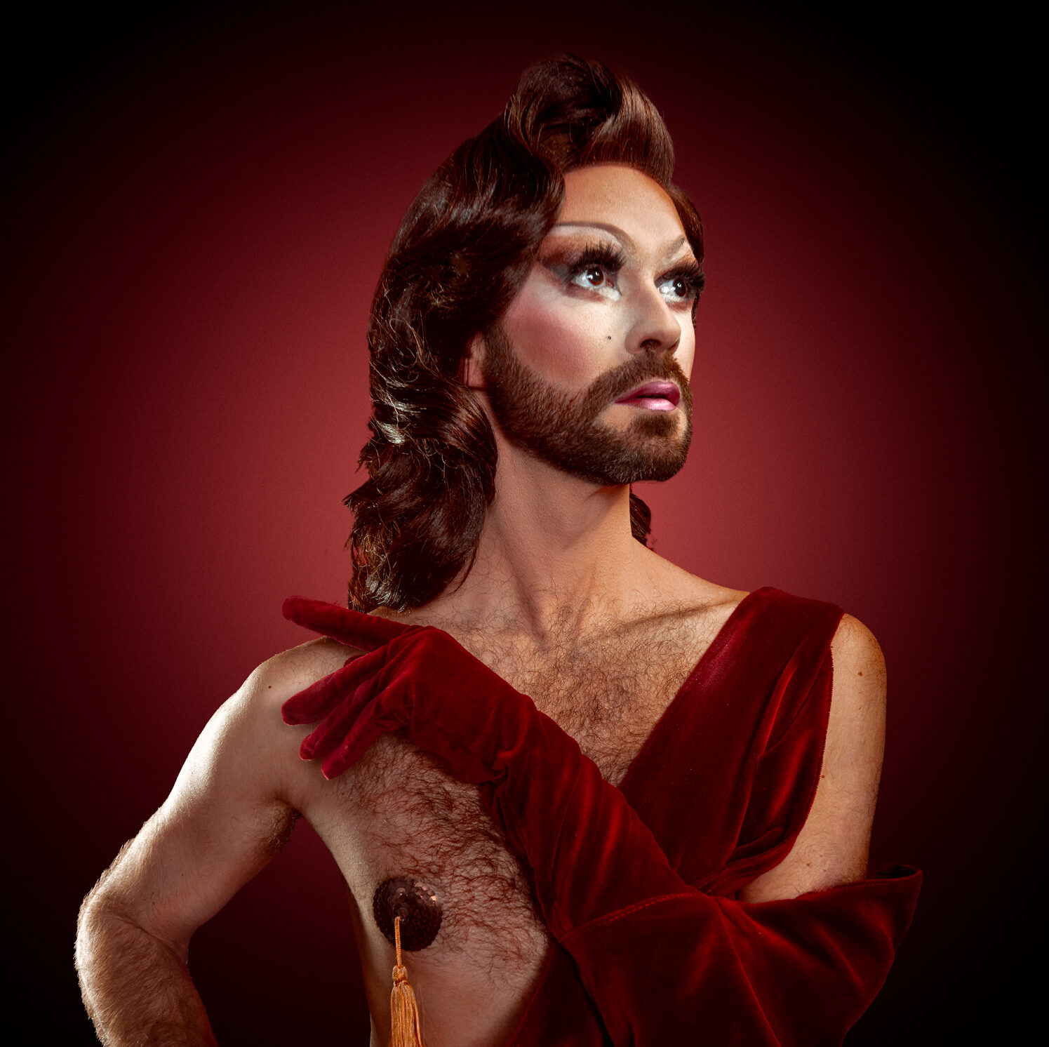 Chantaaal drag queen robe velours rouge gants longs poils poitrine fond rouge Gaël Maleux
