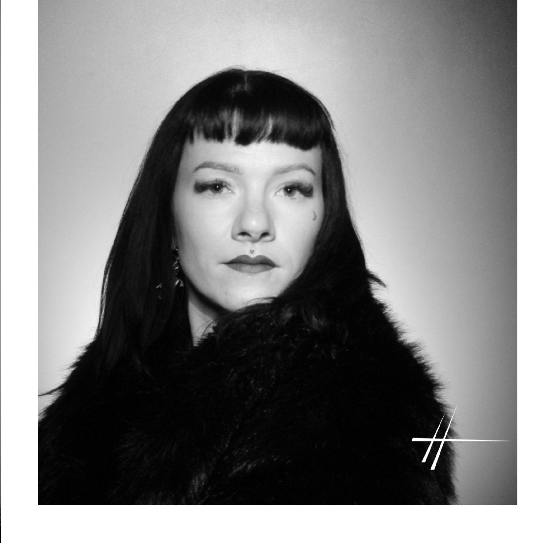 Portrait Shadows Queen, bangs droits noirs, lèvres violet foncé, col fourrure, style noir et blanc dramatique.