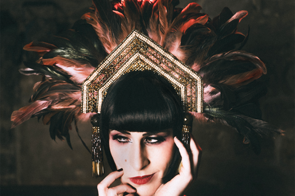 Portrait artiste burlesque Enveloppe Timbrée avec coiffe plumes noires rouges et boucles d’oreilles longues