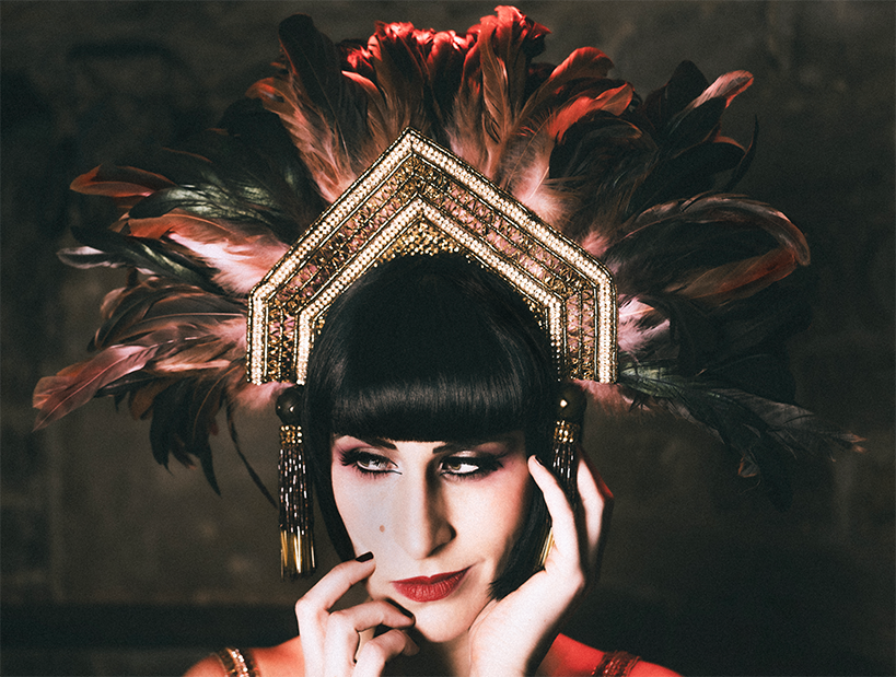 Portrait artiste burlesque Enveloppe Timbrée avec coiffe plumes noires rouges et boucles d’oreilles longues