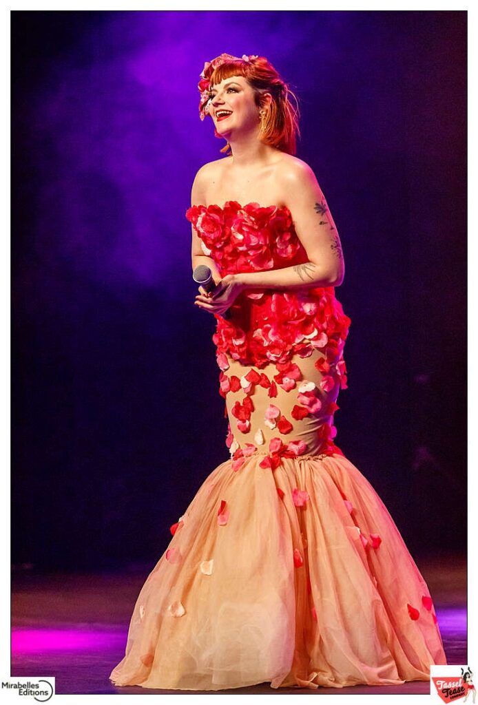 Cherry Lyly Darling sur scène – Effeuilleuse burlesque en robe de pétales de roses
