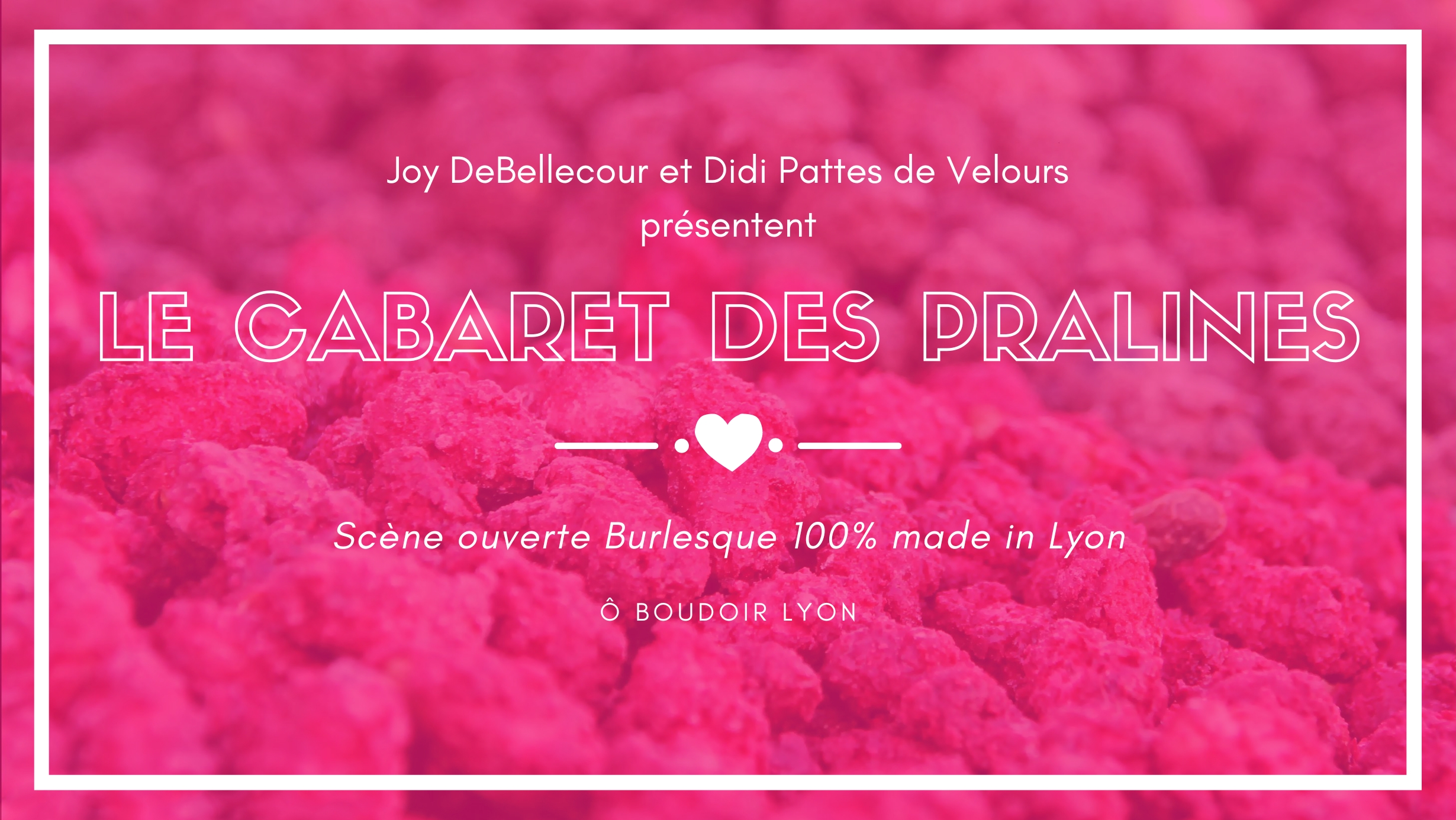 Affiche du Cabaret des Pralines à Lyon, scène ouverte de burlesque présentée par Joy DeBellecour et Didi Pattes de Velours au Boudoir Lyon. Fond de pralines roses concassées.
