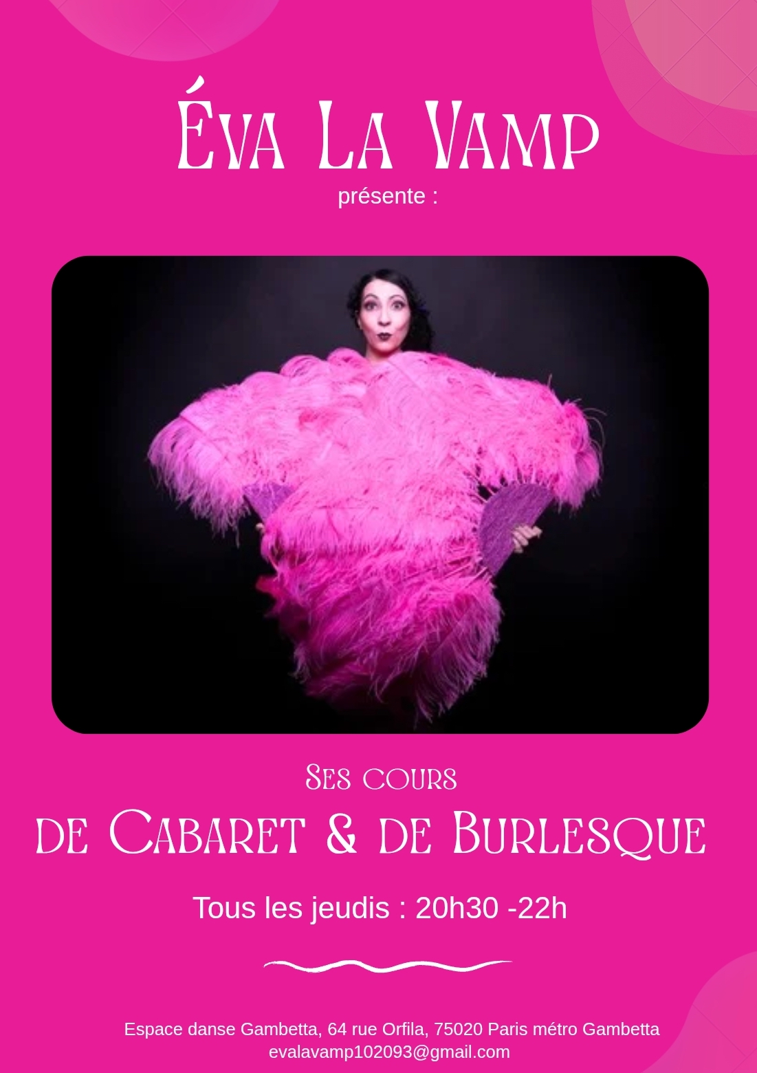 Affiche des cours de Cabaret et de Burlesque par Éva La Vamp à l'Espace Danse Gambetta, Paris 20e. Photo de l'artiste avec de grands éventails en plumes roses sur fond noir.